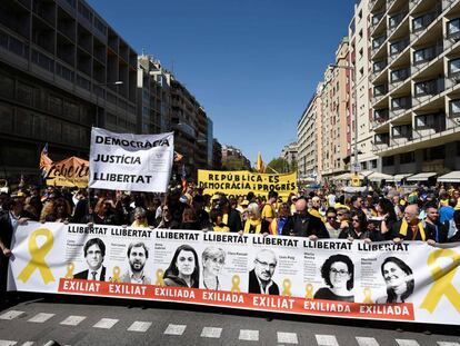 Milers de persones omplen el Paral·lel abans de la manifestació pels presos sobiranistes.