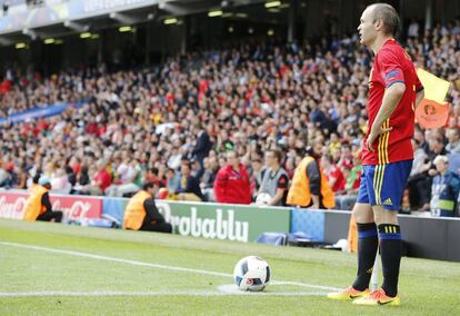 Iniesta se dispone a sacar un córner en el partido contra la República Checa.