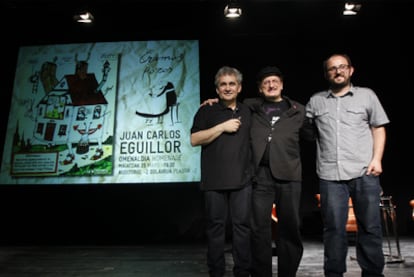 De izquierda a derecha, Bernardo Atxaga, Javier Gurrutxaga y Borja Cobeaga, ayer, en el homenaje a Eguillor.