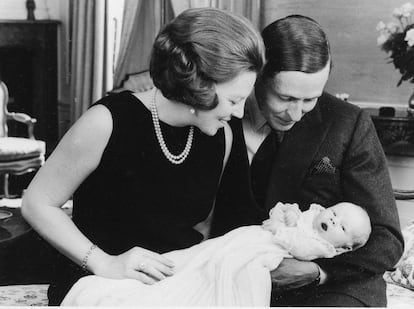 13 de Mayo de 1967. La princesa Beatriz junto a su esposo el príncipe Claus sujetan a su primer hijo el príncipe Guillermo de Holanda.