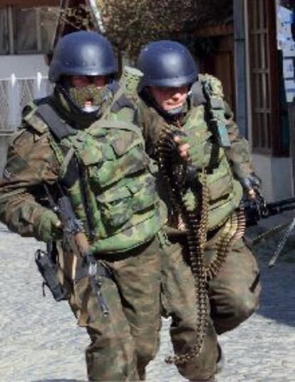 Un miembro de la policía especial de Macedonia, ayer en Tetovo.