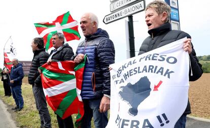 Familiares de presos en Cambo-Les-Bains (Francia), donde en mayo se escenificó el fin a ETA.