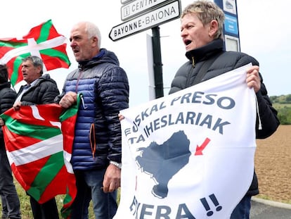 Familiares de presos en Cambo-Les-Bains (Francia), donde en mayo se escenificó el fin a ETA.