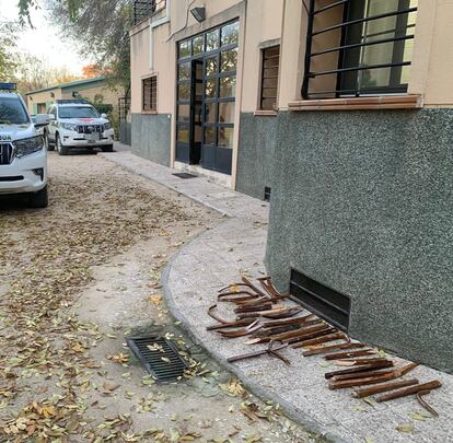 Los palos lanzados a la oficina comarcal de Alcalá de Henares, el pasado 3 de diciembre, en una foto cedida.