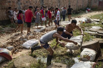 Dos habitantes hacen una labor comunal para rellenar las calles. Con eso se puede amortiguar la inundación, pero al no haber sitios de drenaje el problema continúa.