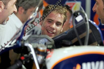 El piloto español Álvaro Bautista, en el box de su equipo, durante la segunda sesión de entrenamientos libres en Montmeló.