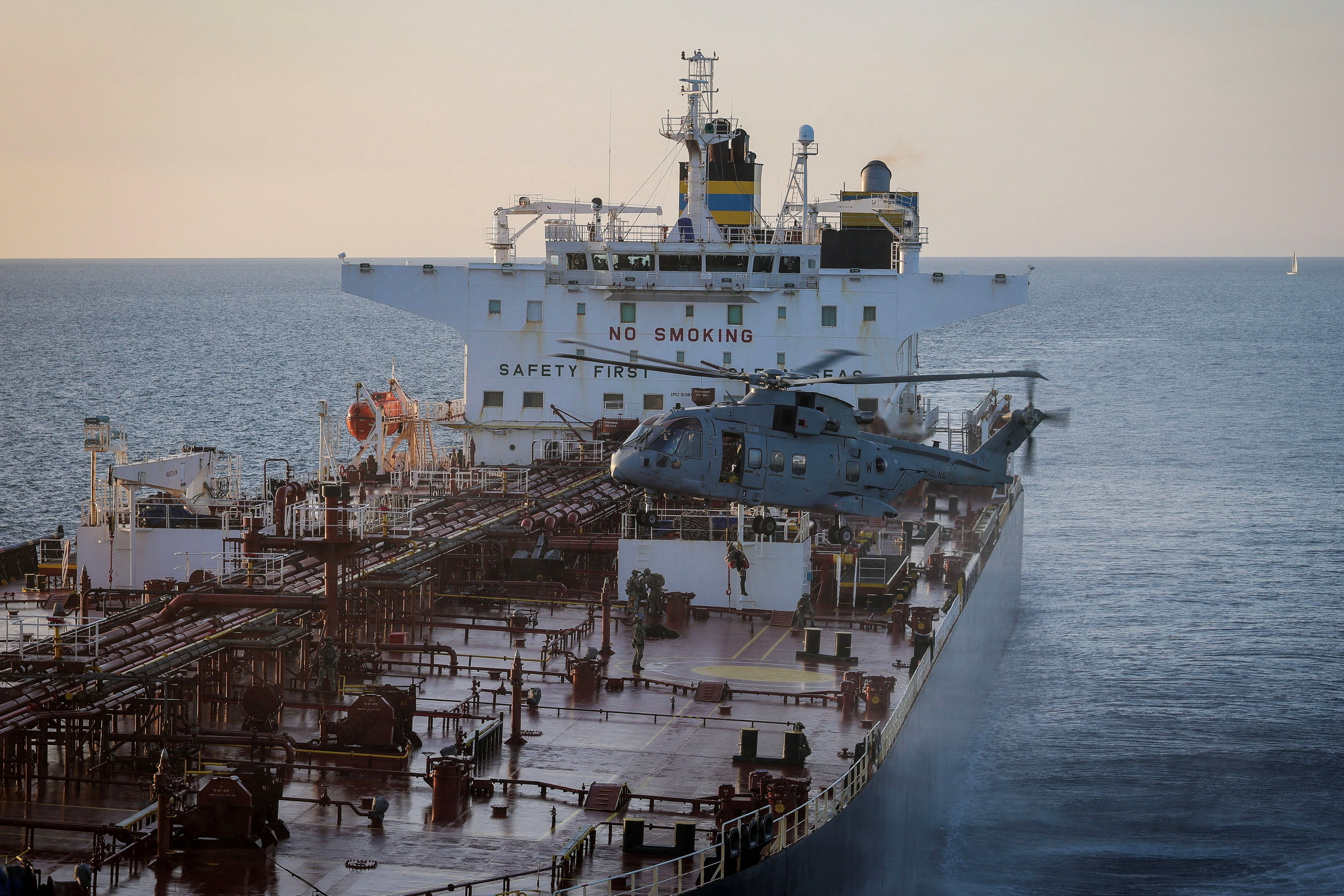 Fuerzas especiales de la Marina británica toman al asalto un petrolero de la ‘flota&hellip;
