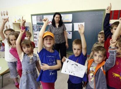 Clase de niños rumanos subvencionada por su propio Gobierno con vistas a un posible regreso a su país.