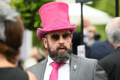 Un hombre lleva un sombrero rusa en la primera jornada de la Royal Ascot 2018.