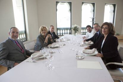 De izquierda a derecha, Juan Barranco, Manuela Carmena, José María Álvarez del Manzano, el cocinero Javi Esteve, Alberto Ruiz-Gallardón y Ana Botella, en una comida de 2016.