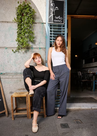 Dos colegas, dos amigas, unidas por una afición: la gastronomía. Itsaso Arana (sentada) e Irene Escolar, en la puerta de La Taberna Errante.