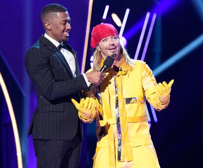 El presentador de la edición estadounidense de 'Mask singer', Nick Cannon, entrevista a Bret Michaels tras descubrirse que él era una de las estrellas ocultas bajo el disfraz.