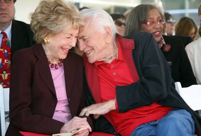 Kirk Douglas, con su esposa Anne, al cumplir 103 años.