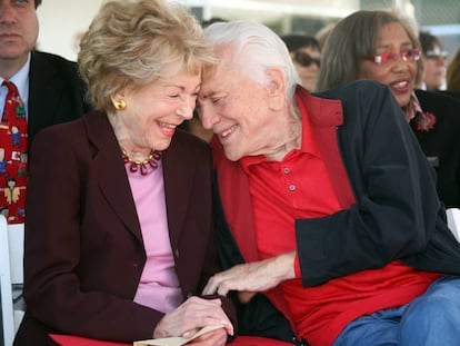 Kirk Douglas, con su esposa Anne, al cumplir 103 años.