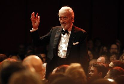 Christopher Lee saluda al público a su llegada al pase de la película 'Adiós a la reina' (2012), durante la 62ª gala del Festival Internacional de Cine de Berlín.