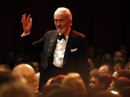 Christopher Lee saluda al público a su llegada al pase de la película 'Adiós a la reina' (2012), durante la 62ª gala del Festival Internacional de Cine de Berlín.