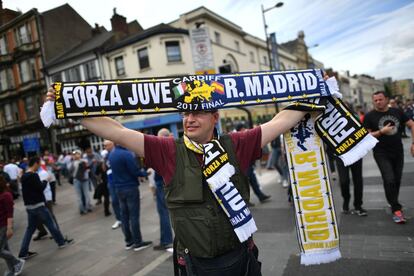 Un hombre vende bufandas de la final en las calles de Cardiff.