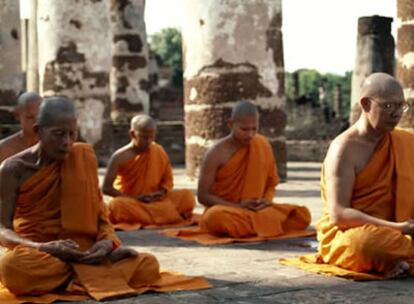 Monjes budistas en un templo tailandés