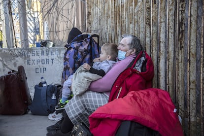 Familias víctimas del conflicto entre Ucrania y Rusia sigue arribando  a Tijuana y permanecen en la entrada de la garita Internacional de San Ysidro con el objetivo de pedir asilo humanitario a Estados Unidos.