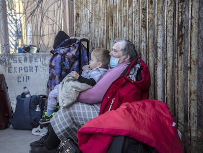 Familias víctimas del conflicto entre Ucrania y Rusia sigue arribando  a Tijuana y permanecen en la entrada de la garita Internacional de San Ysidro con el objetivo de pedir asilo humanitario a Estados Unidos.