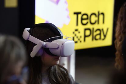 Una chica con las gafas de realidad virtual en el Tech & Play.
