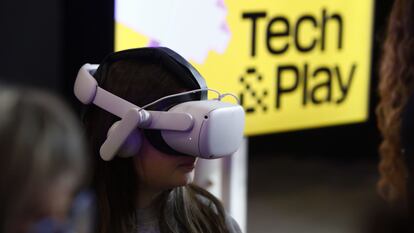 Una chica con las gafas de realidad virtual en el Tech & Play.