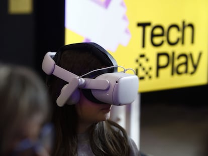 Una chica con las gafas de realidad virtual en el Tech & Play.