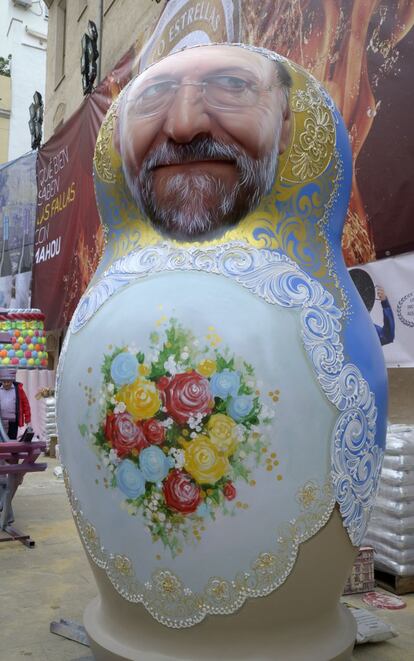 Mariano Rajoy representado como una muñeca matriosca rusa en la falla del Pilar.