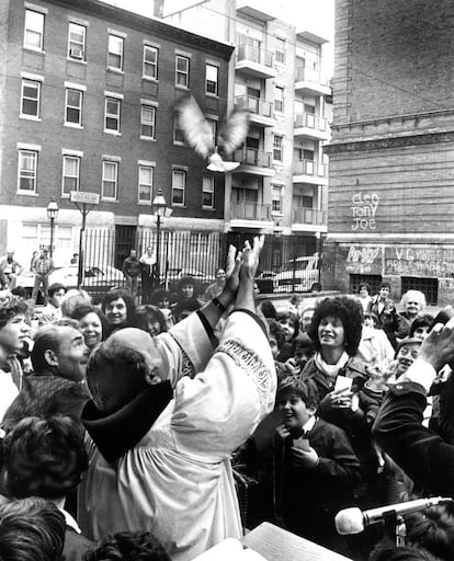 Un sacerdote suelta una paloma en la iglesia de Saint Leonard en Boston (Estados Unidos) en homenaje al Papa, el 4 de octubre de 1978, el día siguiente del funeral en el Vaticano. Su muerte, tras apenas un mes de papado, conmovió a al mundo entero y supuso un jarro de agua fría al optimismo que la elección de Luciani había significado.