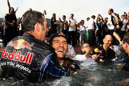 Webber y el resto del equipo de Red Bull celebran la victoria en la piscina.