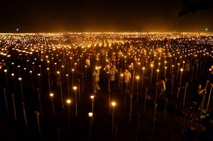 Voluntarios encienden velas durante el evento "Luz para la paz en Filipinas" celebrado en la ciudad de Oton.