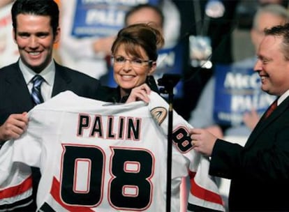 La candidata republicana a la vicepresidencia de EE UU, Sarah Palin, sostiene una camiseta del equipo de jockey Chops con su nombre en un acto de campaña en Des Moines, Iowa.
