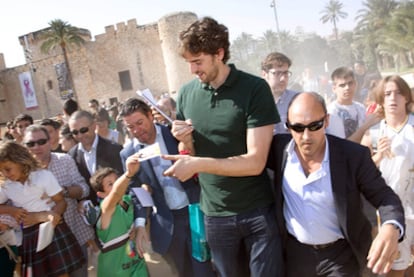 Pau Gasol firmó autógrafos durante su visita, ayer, a Elche.