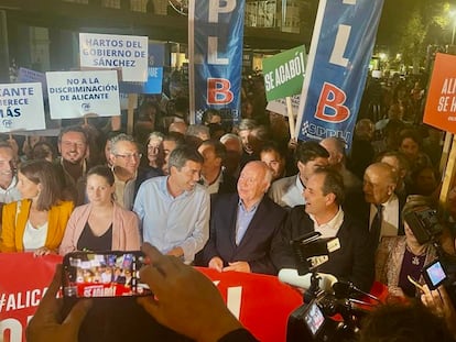 Protesta de empresarios por la baja inversión de los PGE en la provincia de Alicante. Al frente de la pancarta, Carlos Mazón, del PP, Ana Vega, de Vox, y Ruth Merino, de Cs, en la pancarta.