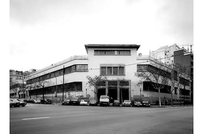 <b>Antoni Puig Gairalt.</b> Carrer Nàpols con Mallorca. El <i>glamour</i> y la industria van de la mano en esta elegante obra <i>noucentista</i> que recibió en 1929 el Premio de Arquitectura en el Concurso de Edificios Industriales y Comerciales. Cabe destacar el friso art déco de la fachada principal, obra del escultor y empresario Esteban Monegal, presidente y fundador de la mítica empresa de perfumes Myrurgia. La modernidad del proyecto de Gairalt le valió participar, junto a las obras de los jóvenes revolucionarios del GATCPAC, en la primera exposición de arquitectura contemporánea del país, celebrada en la Sala Dalmau en 1929. En 2000, parte del edificio fue descatalogado del <i>Pla de Protecció del Patrimoni</i> para convertirlo en un gimnasio privado y un hotel de cuatro estrellas.