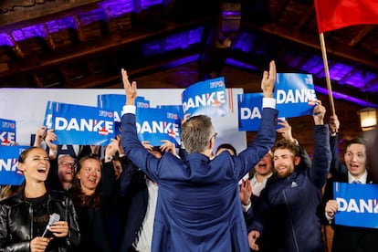 El líder de FPÖ, Herbert Kickl (centro), celebra con sus seguidores la victoria electoral de su partido, este domingo en Viena. 