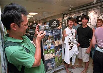 Turistas japoneses en la tienda del Real Madrid, en el estadio Santiago Bernabeu.