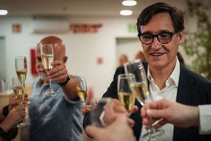 El candidato socialista, Salvador Illa, brinda con su equipo tras conocer los resultados de las elecciones en la sede del PSC en Barcelona.