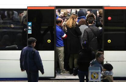 Viajeros en un andén del Metro, en la estación de Príncipe Pío el pasado diciembre.