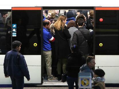 Viajeros en un andén del Metro, en la estación de Príncipe Pío el pasado diciembre.