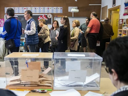 Ambiente electoral en el colegio publico Padre Coloma de Madrid.