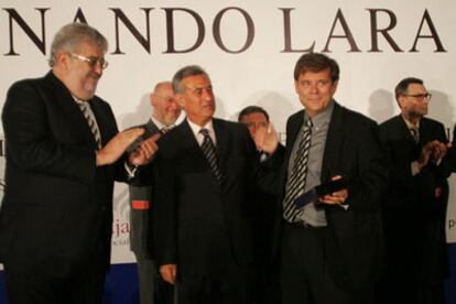 José Manuel Lara, a la izquierda, junto al  delegado del Gobierno, Juan José Garzón y Antonio Gómez Rufo.