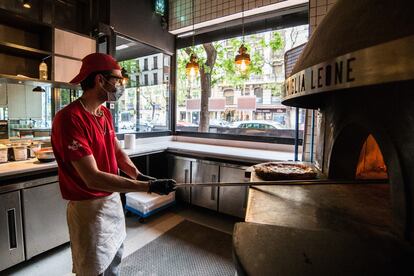 Un trabajador de una pizzería trabaja durante la pandemia de Covid-19.