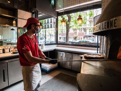 Un trabajador prepara pizzas en el restaurante Grosso Napoletano en Madrid, el 28 de abril.