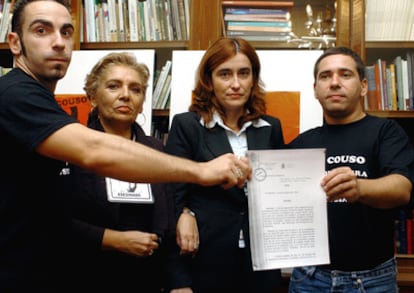 David (izquierda) y Javier Couso, hermanos de José, acompañados de su madre Maribel Permuy y su abogada Pilar Hermoso, muestran la orden dictada por el juez Santiago Pedraz de búsqueda y captura de los tres militares supuestamente implicados en la muerte de Couso, en octubre de 2005.