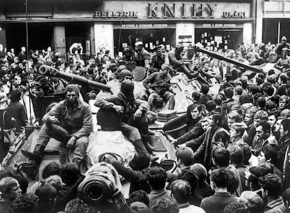 Richard Seeman, redactor jefe de Radio Praga en 1968, recuerda, en un vídeo publicado en la página web de la emisora, cómo "los carros de combate quedaron rodeados de manifestantes". En la imagen, ciudadanos checoslovacos rodean un tanque en una calle de Praga, el 21 de agosto de 1968.