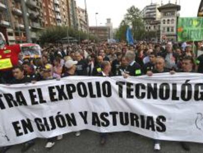 Miles de personas han secundado hoy la manifestación convocada por los trabajadores de la fábrica de amortiguadores Tenneco de Gijón contra la decisión de la multinacional de cerrar la planta durante el primer trimestre del año próximo.