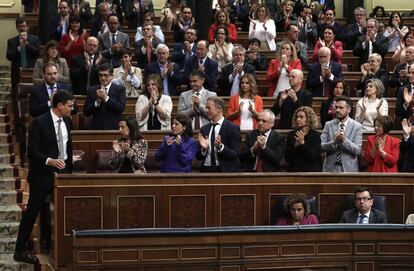 Pedro Sánchez  es aplaudio por los diputados socialistas.
