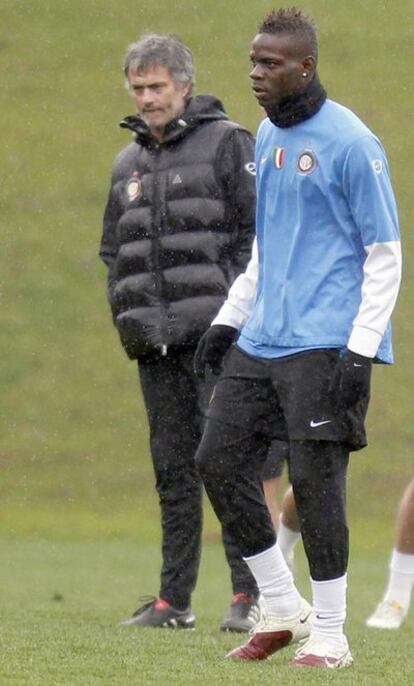 José Mourinho y Balotelli, ayer en el entrenamiento.