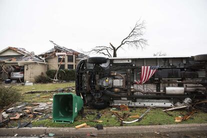 El administrador de la ciudad de Rowlett, Brian Funderburk, detalló que 23 personas fueron heridas con el tornado ocurrido el sábado por la noche. En la imagen, un autobús volcado por el tornado en Rowlett, Texas.